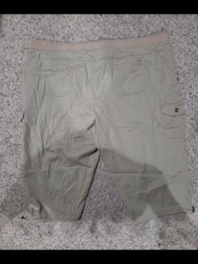 Terra & Sky Women's Khaki Capris